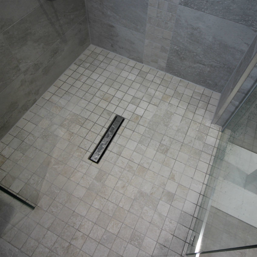 Esempio di una piccola stanza da bagno con doccia design con zona vasca/doccia separata, WC monopezzo, piastrelle beige, piastrelle in ceramica, pareti beige e lavabo a colonna