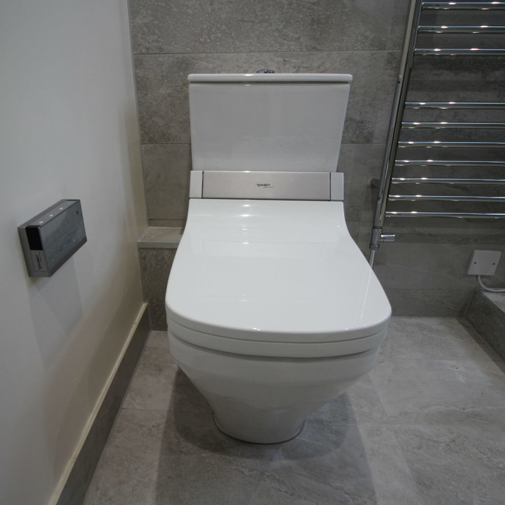Exempel på ett litet modernt badrum med dusch, med våtrum, en toalettstol med hel cisternkåpa, beige kakel, keramikplattor, beige väggar och ett piedestal handfat