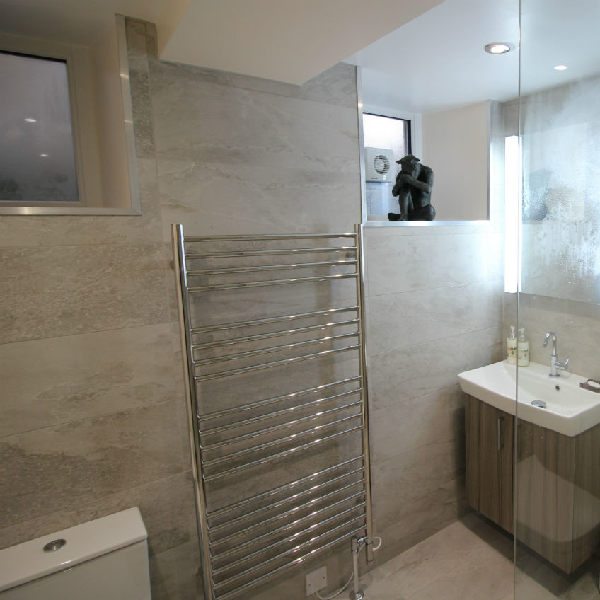 Kleines Modernes Duschbad mit Nasszelle, Toilette mit Aufsatzspülkasten, beigen Fliesen, Keramikfliesen, beiger Wandfarbe und Sockelwaschbecken in Sonstige
