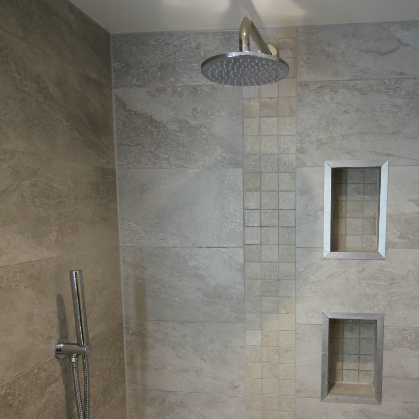 Immagine di una piccola stanza da bagno con doccia minimal con zona vasca/doccia separata, piastrelle beige, piastrelle in ceramica e pareti beige