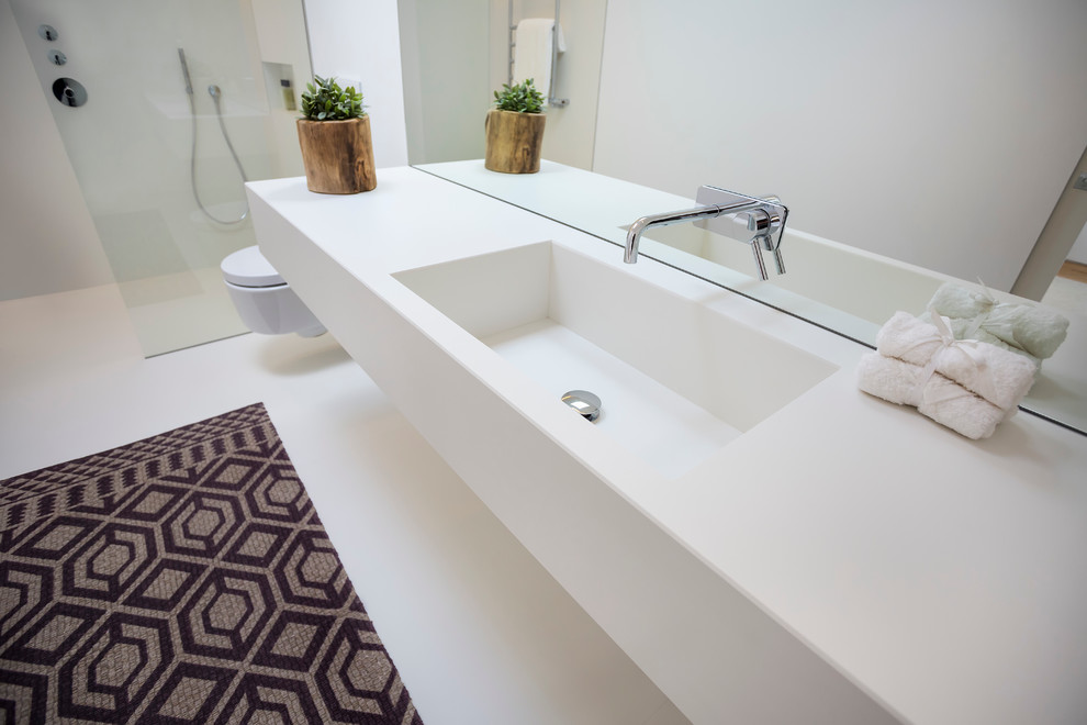 Пример оригинального дизайна: маленькая ванная комната в современном стиле с монолитной раковиной, душем без бортиков, инсталляцией, белыми стенами и душевой кабиной для на участке и в саду