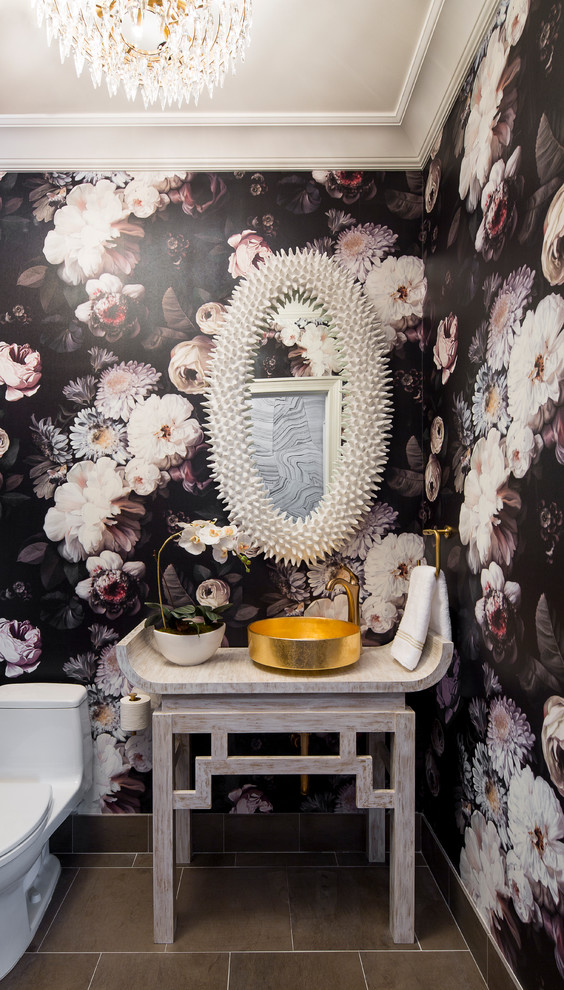 シカゴにあるラグジュアリーな中くらいなトランジショナルスタイルのおしゃれなバスルーム (浴槽なし) (マルチカラーの壁、淡色木目調キャビネット) の写真