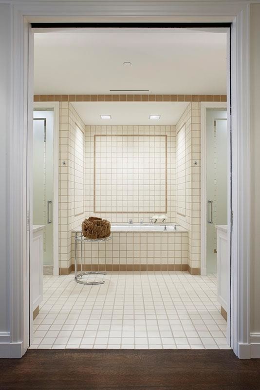 Großes Modernes Badezimmer mit Keramikboden und Badewanne in Nische in Detroit