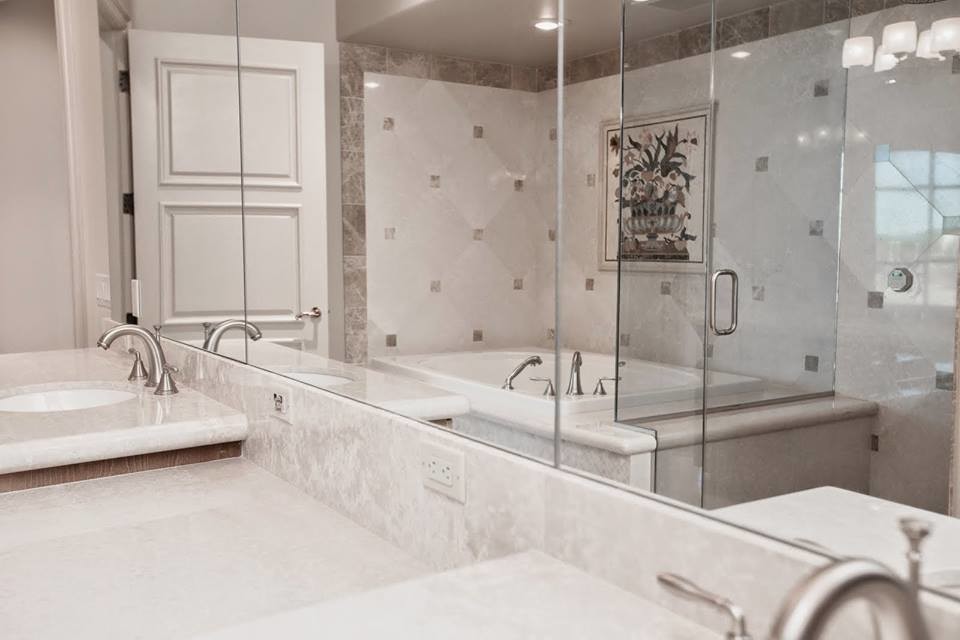 Свежая идея для дизайна: большая главная ванная комната с накладной раковиной, фасадами цвета дерева среднего тона, гидромассажной ванной, угловым душем, унитазом-моноблоком, бежевой плиткой и бежевыми стенами - отличное фото интерьера