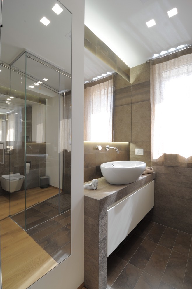 Idee per una stanza da bagno minimal con lavabo sottopiano, ante lisce, ante bianche, piastrelle grigie e pareti bianche