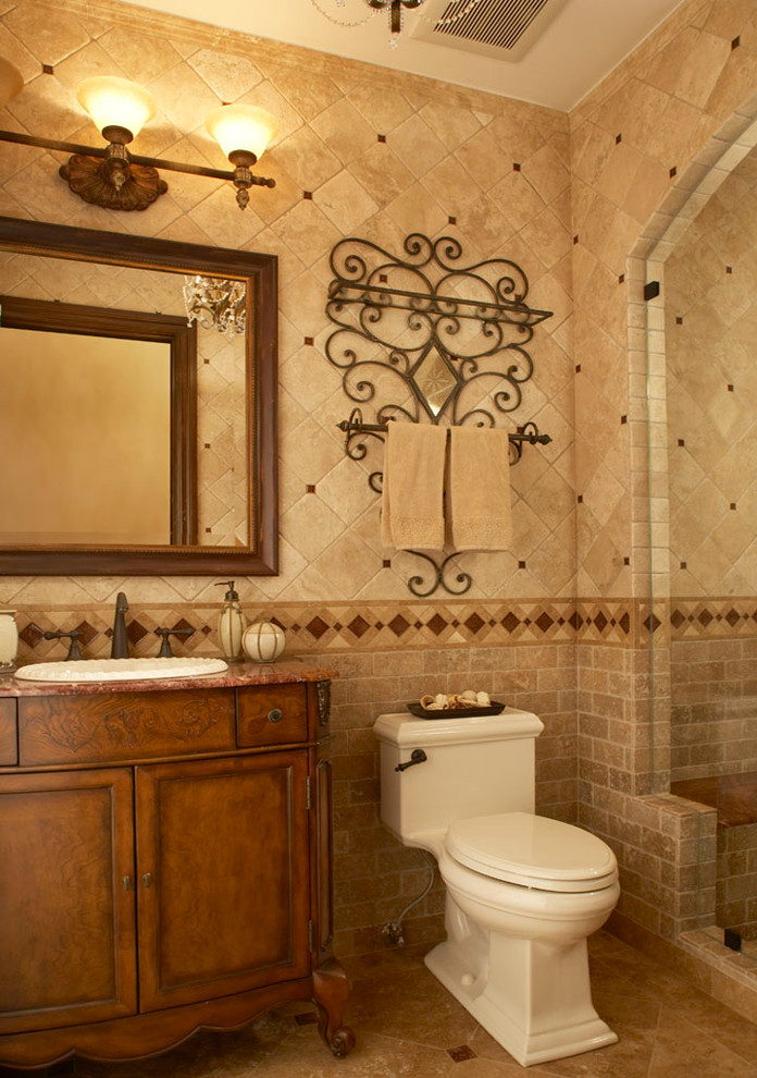 Exemple d'une grande salle de bain principale méditerranéenne en bois foncé avec un placard avec porte à panneau surélevé, une baignoire posée, une douche ouverte, WC à poser, un carrelage beige, un carrelage blanc, des carreaux de céramique, un mur beige, un sol en carrelage de céramique, un lavabo posé et un plan de toilette en granite.