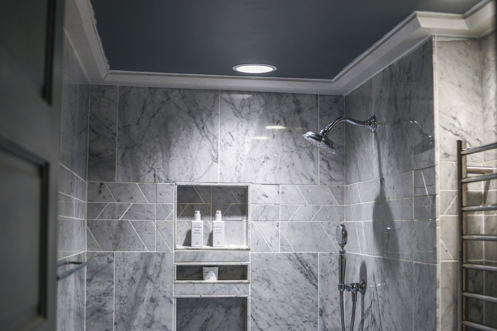 На фото: ванная комната в стиле рустика с биде, каменной плиткой и мраморным полом