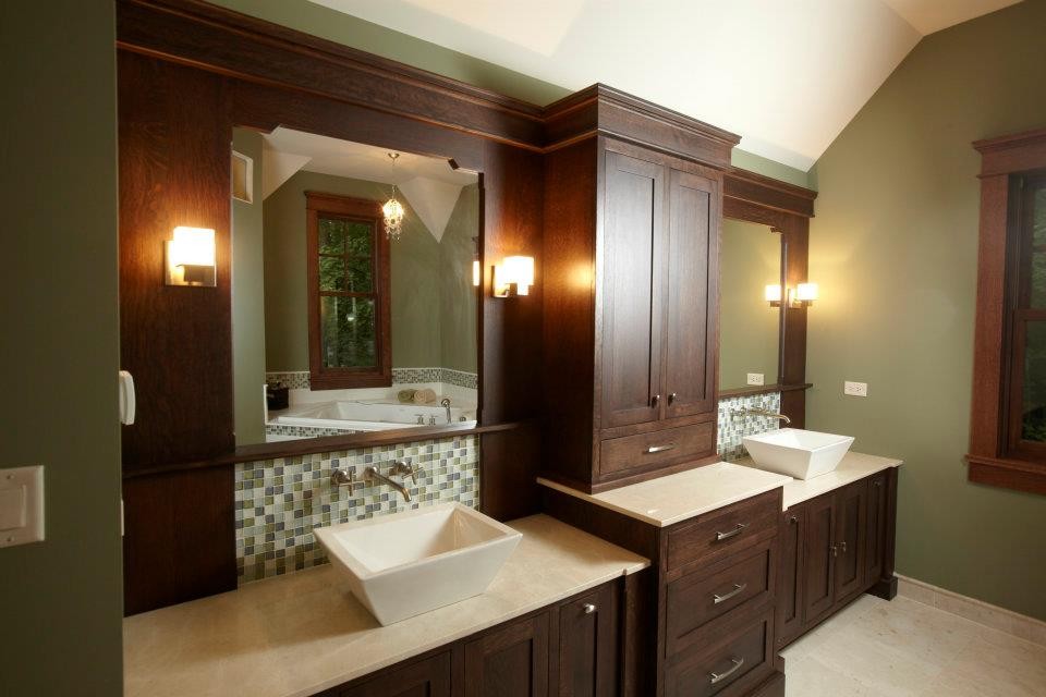 Diseño de cuarto de baño principal de estilo americano grande con lavabo sobreencimera, puertas de armario de madera en tonos medios, armarios estilo shaker, paredes verdes y suelo de baldosas de cerámica