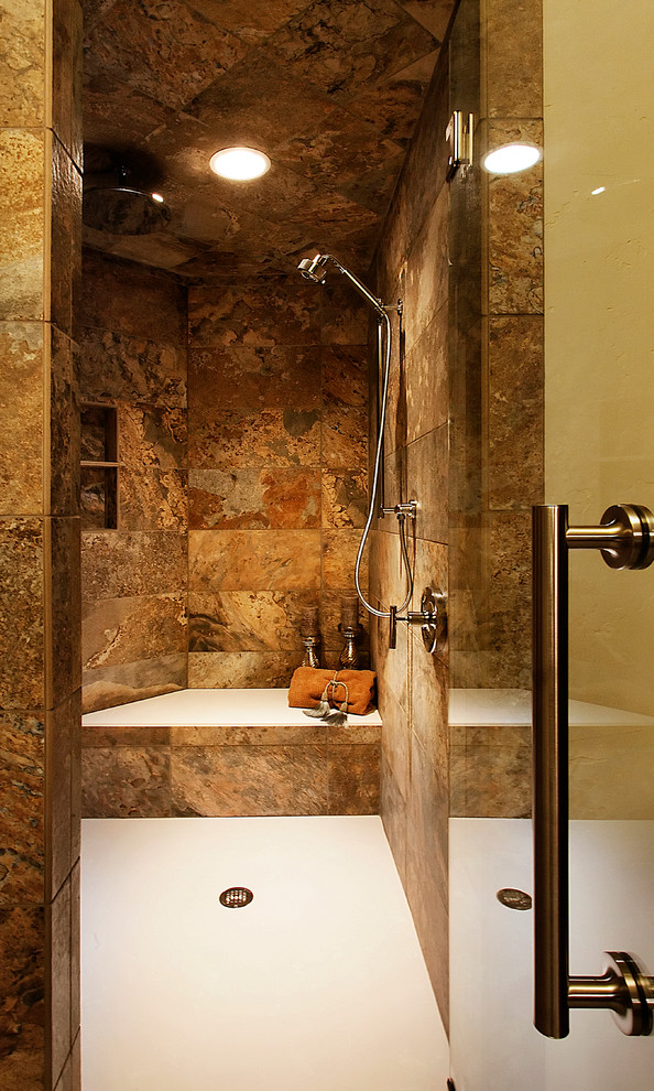 Idée de décoration pour une salle de bain principale tradition en bois brun avec un placard à porte plane, un bain bouillonnant, un carrelage beige, des carreaux de céramique et un mur beige.