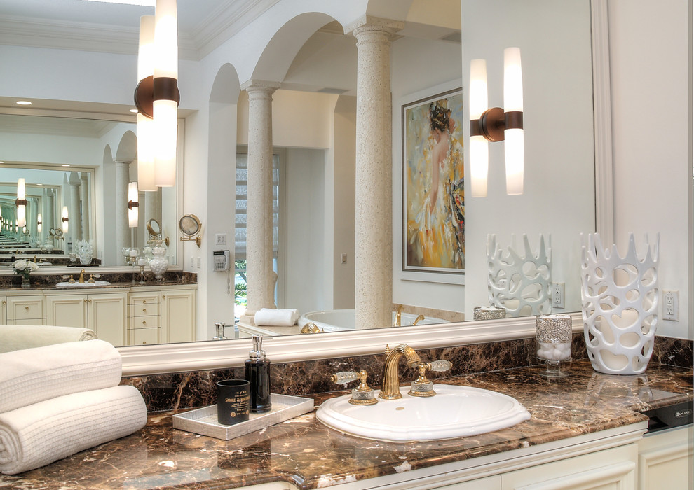 Ispirazione per una stanza da bagno padronale classica con WC a due pezzi, pareti beige, pavimento con piastrelle in ceramica e pavimento beige