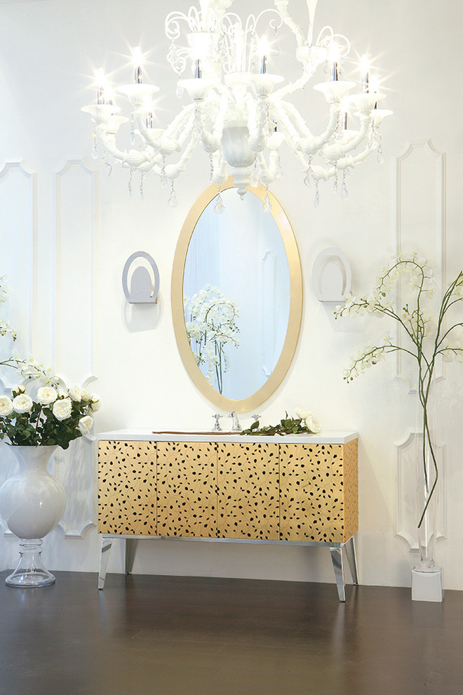 Foto på ett stort funkis en-suite badrum, med ett undermonterad handfat, möbel-liknande, gula skåp, marmorbänkskiva och mörkt trägolv