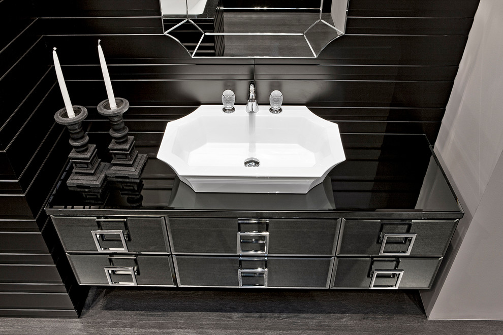 Inspiration för stora moderna en-suite badrum, med ett fristående handfat, luckor med glaspanel, svarta skåp, bänkskiva i glas och ett fristående badkar