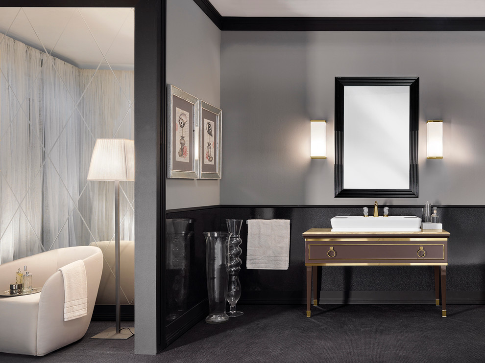 На фото: большая главная ванная комната в современном стиле с настольной раковиной, фасадами островного типа, коричневыми фасадами и мраморной столешницей