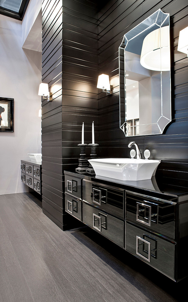 Foto di una grande stanza da bagno padronale design con lavabo a bacinella, ante di vetro, ante nere, top in vetro e vasca freestanding