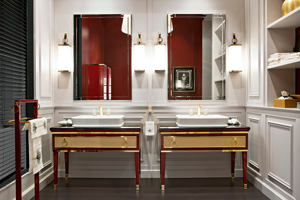 Esempio di una grande stanza da bagno padronale design con lavabo a bacinella, consolle stile comò, ante rosse, top in marmo e parquet scuro