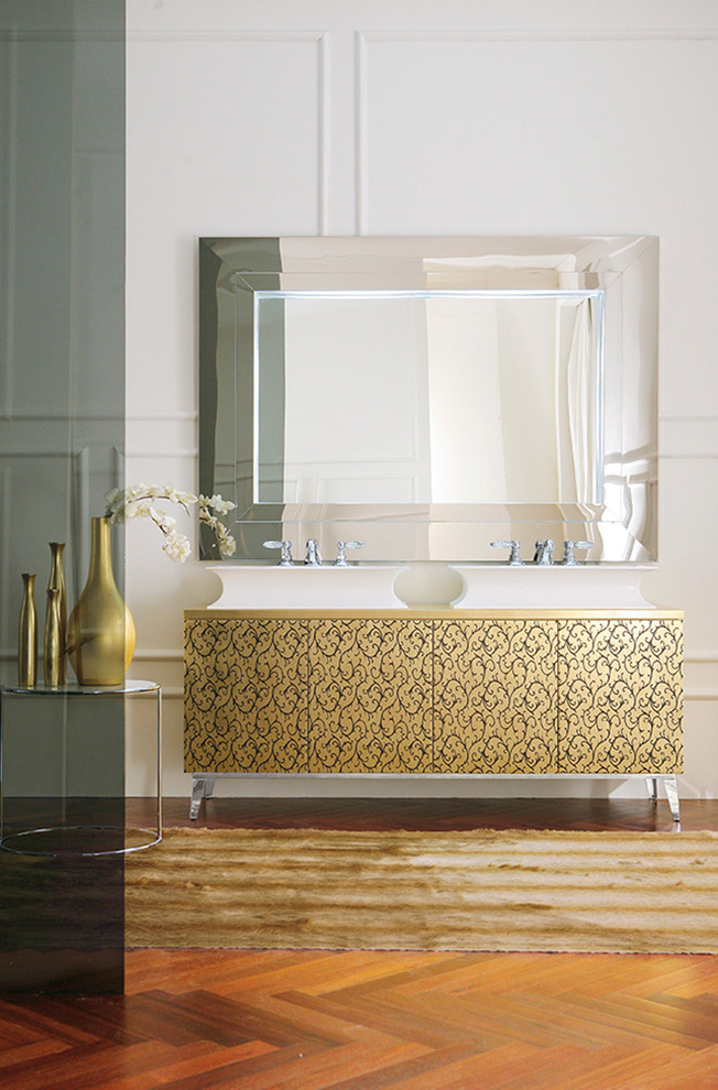 Immagine di una grande stanza da bagno padronale contemporanea con lavabo a bacinella, consolle stile comò, ante gialle, top in marmo e pavimento in legno massello medio