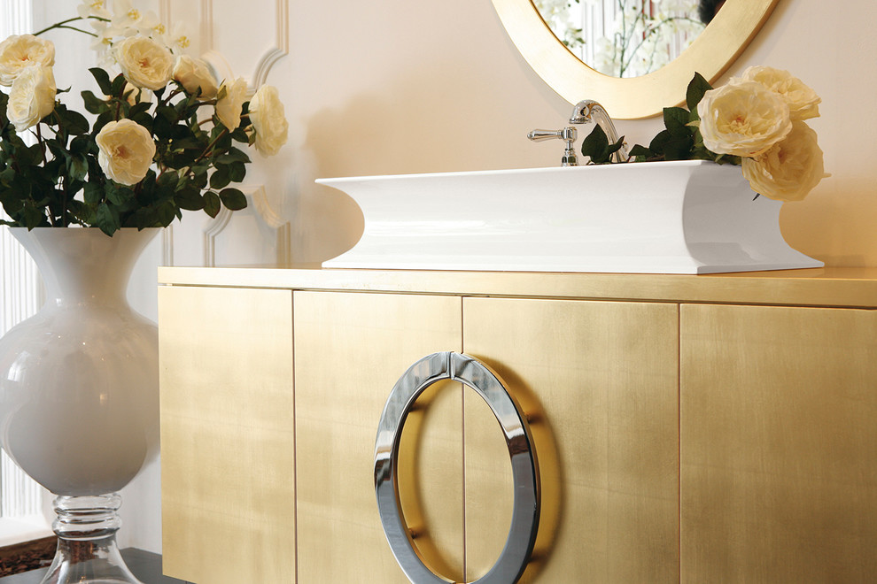 Foto de cuarto de baño principal contemporáneo grande con lavabo sobreencimera, armarios tipo mueble, puertas de armario amarillas, encimera de mármol y suelo de madera en tonos medios