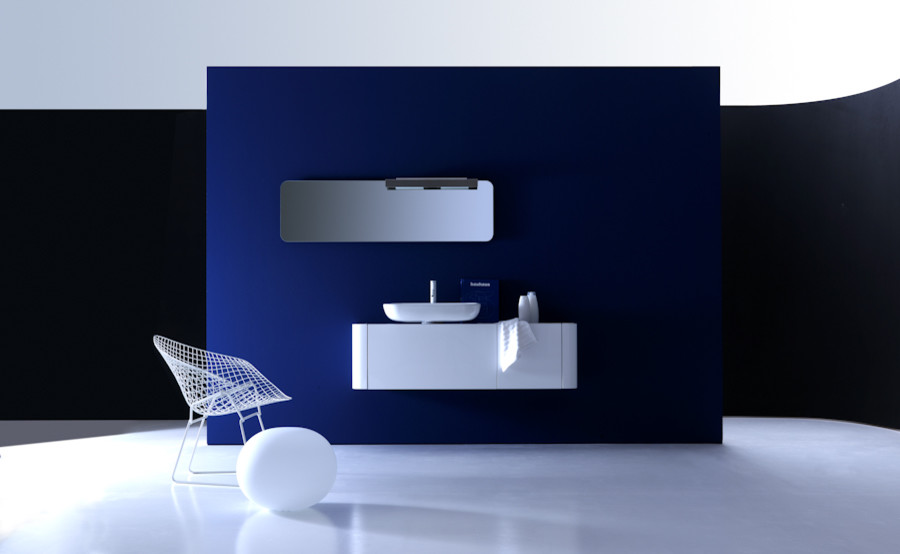 Ejemplo de cuarto de baño principal minimalista de tamaño medio con lavabo sobreencimera, armarios tipo mueble, puertas de armario blancas, encimera de vidrio, bidé, paredes azules y suelo de baldosas de porcelana