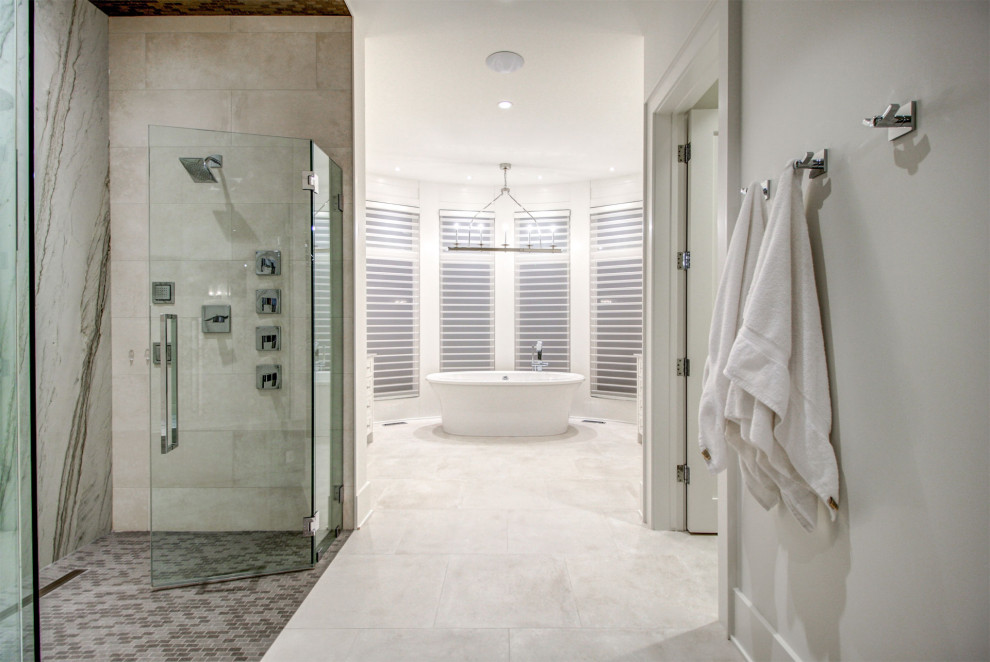 Inspiration för stora moderna vitt en-suite badrum, med skåp i shakerstil, vita skåp, ett fristående badkar, en kantlös dusch, en toalettstol med separat cisternkåpa, vit kakel, skifferkakel, vita väggar, skiffergolv, ett undermonterad handfat, granitbänkskiva, vitt golv och dusch med gångjärnsdörr