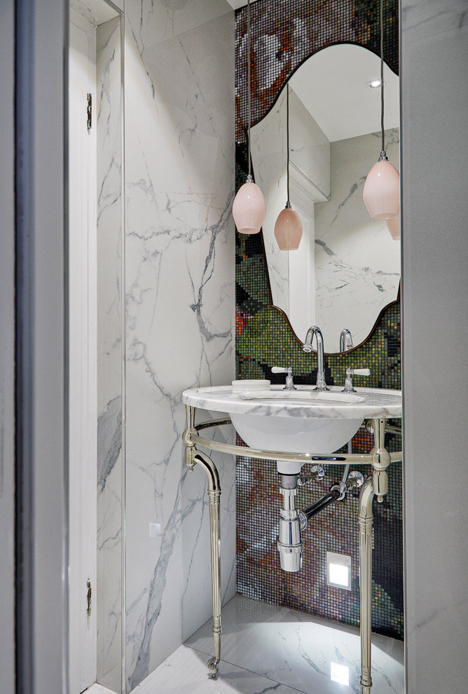 Стильный дизайн: ванная комната в современном стиле с разноцветной плиткой, плиткой мозаикой, врезной раковиной и белым полом - последний тренд