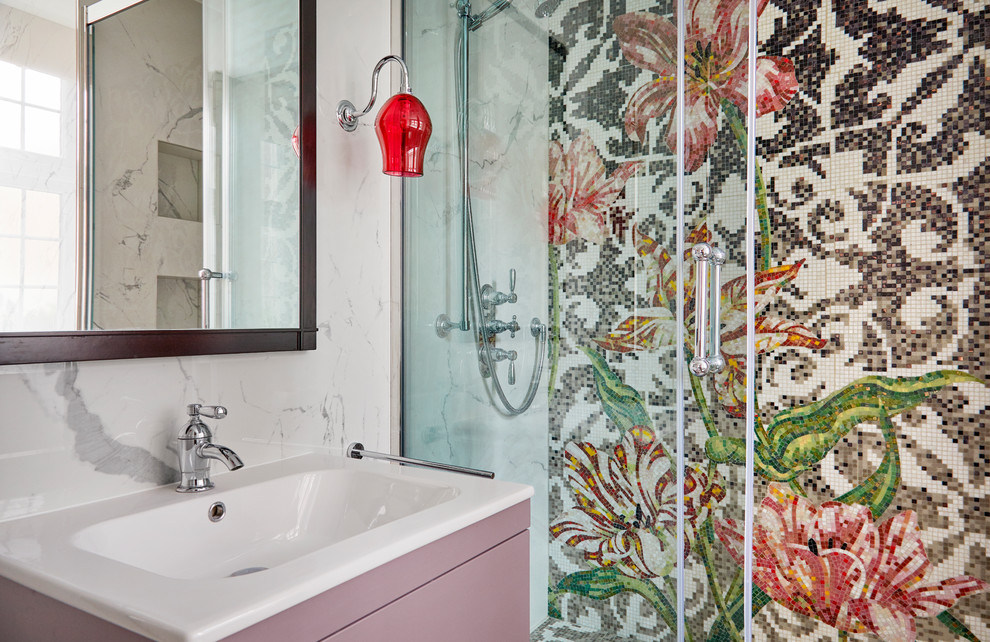 Imagen de cuarto de baño ecléctico con baldosas y/o azulejos multicolor, baldosas y/o azulejos en mosaico, suelo con mosaicos de baldosas y suelo multicolor