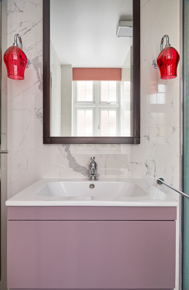 Пример оригинального дизайна: ванная комната в современном стиле с плоскими фасадами, фиолетовыми фасадами, разноцветной плиткой, полом из мозаичной плитки, консольной раковиной, разноцветным полом и душем с раздвижными дверями