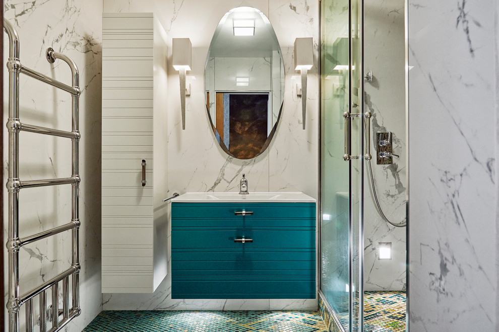 Idée de décoration pour une salle de bain design avec un placard à porte plane, des portes de placard violettes, un carrelage multicolore, un sol en carrelage de terre cuite, un plan vasque, un sol multicolore et une cabine de douche à porte coulissante.