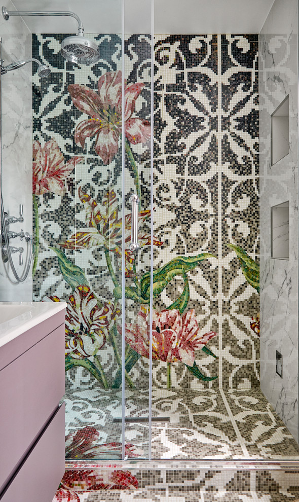 Foto di una stanza da bagno design con ante lisce, ante viola, piastrelle multicolore, pavimento con piastrelle a mosaico, lavabo a consolle, pavimento multicolore e porta doccia scorrevole