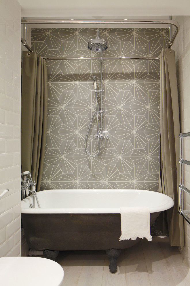 Immagine di una piccola stanza da bagno industriale con vasca freestanding, piastrelle bianche, piastrelle diamantate, pareti multicolore e vasca/doccia