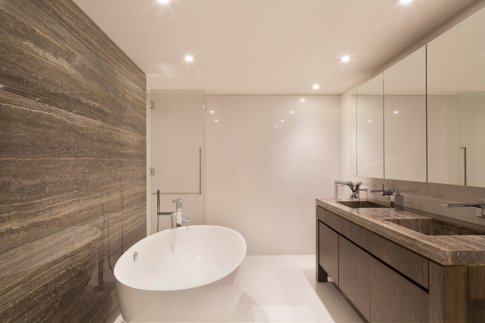 Пример оригинального дизайна: огромная ванная комната в современном стиле