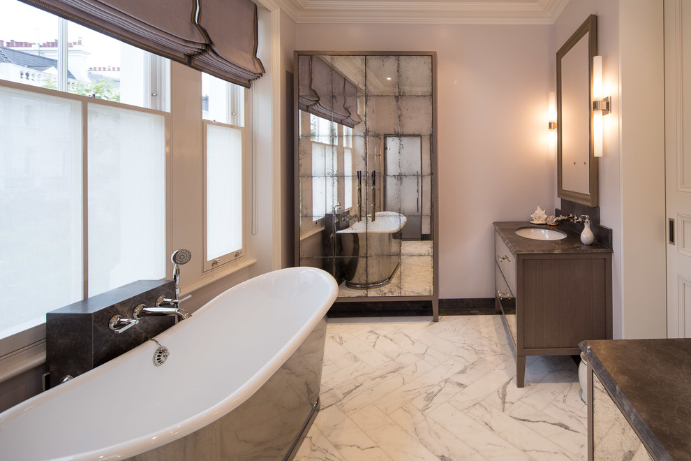 Bild på ett mellanstort funkis badrum, med bruna skåp, ett fristående badkar, lila väggar, marmorgolv och vitt golv