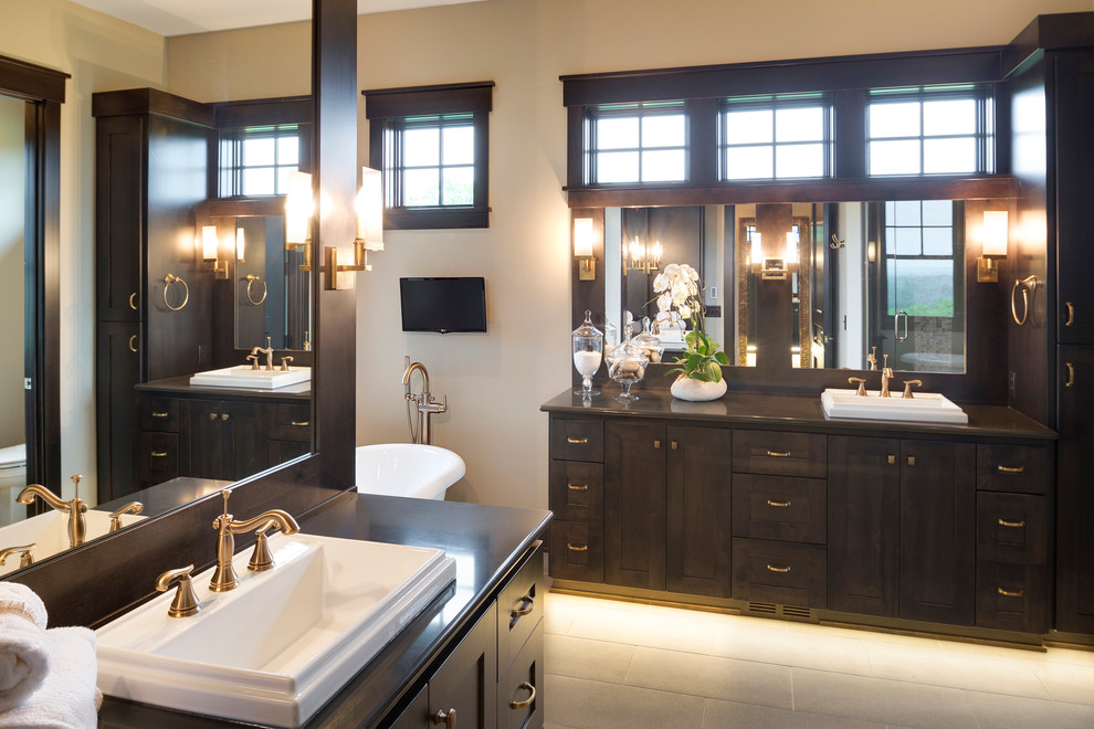 Imagen de cuarto de baño principal clásico grande con armarios con paneles empotrados, puertas de armario de madera en tonos medios y paredes beige