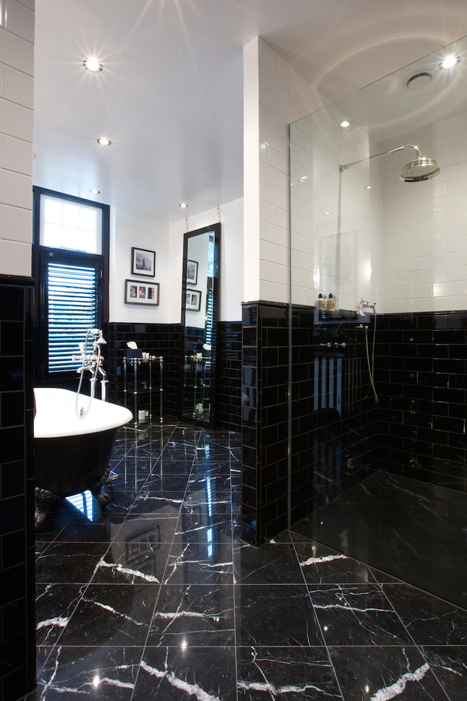 Идея дизайна: ванная комната в современном стиле с черной плиткой, каменной плиткой, черными стенами и мраморным полом
