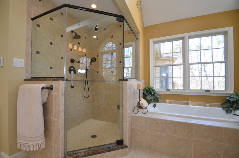 Ejemplo de cuarto de baño clásico con ducha esquinera