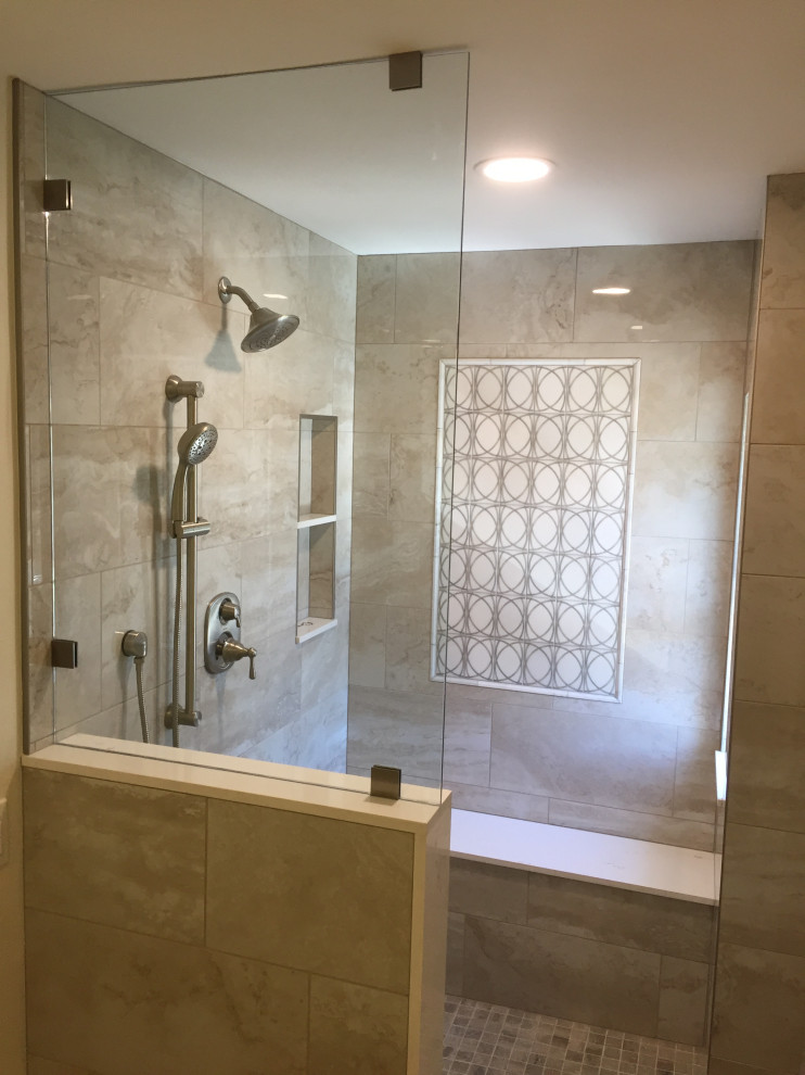Cette photo montre une grande salle de bain principale chic avec une douche ouverte, un carrelage beige, des carreaux de porcelaine et aucune cabine.