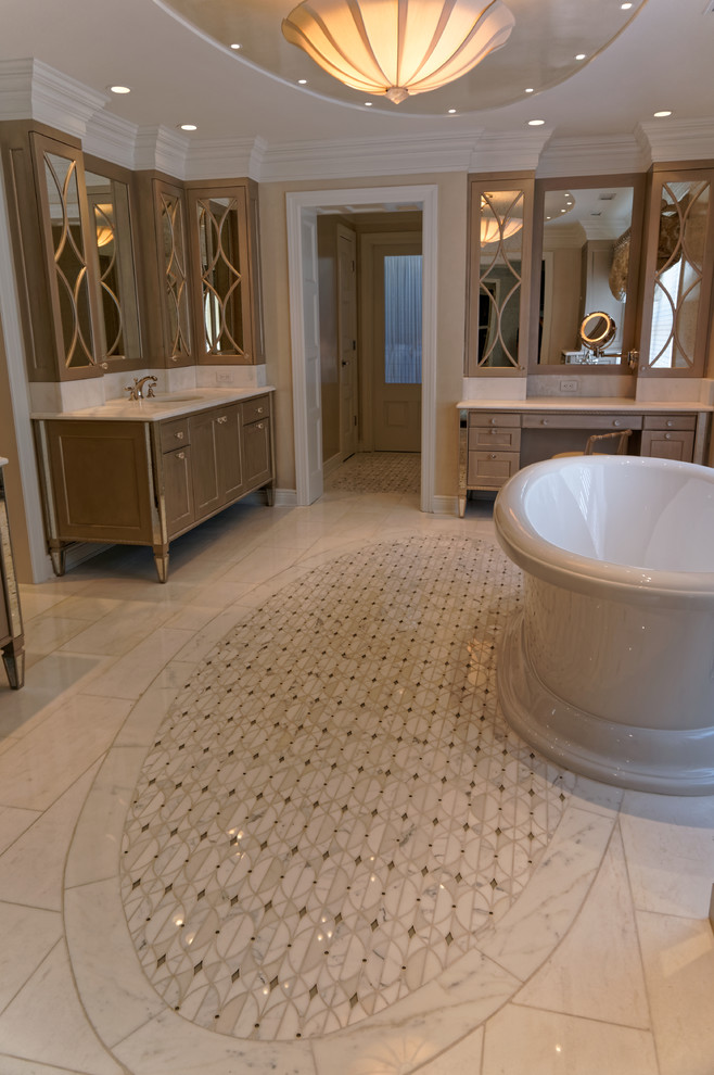 Пример оригинального дизайна: ванная комната в стиле неоклассика (современная классика) с стеклянными фасадами, бежевыми фасадами, белой плиткой, бежевыми стенами, мраморным полом, врезной раковиной и мраморной столешницей