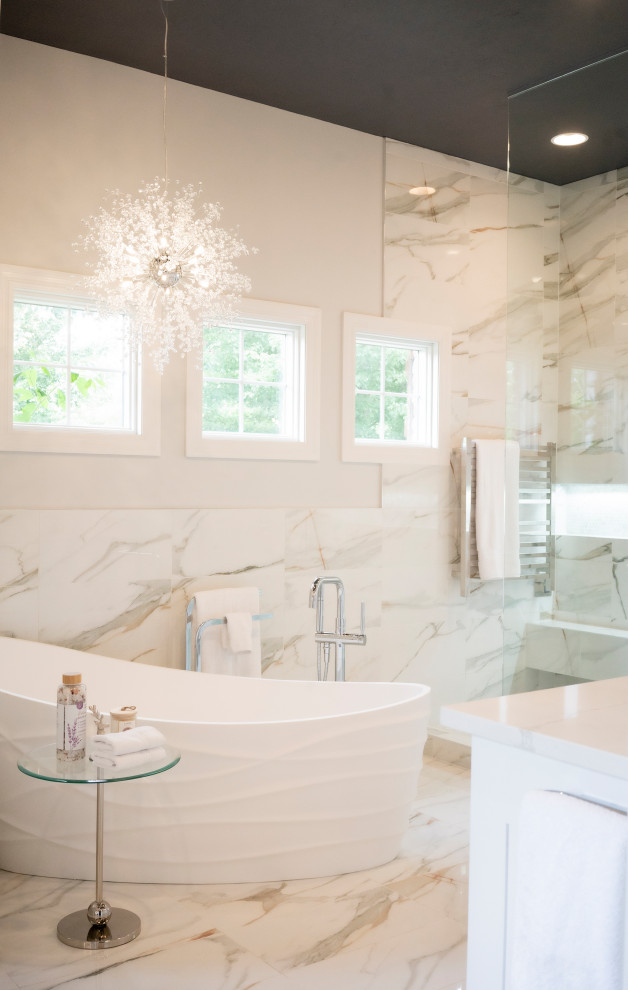 Foto på ett stort funkis vit en-suite badrum, med skåp i shakerstil, vita skåp, ett fristående badkar, en öppen dusch, en bidé, vit kakel, marmorkakel, klinkergolv i porslin, ett undermonterad handfat, bänkskiva i kvarts, vitt golv och med dusch som är öppen