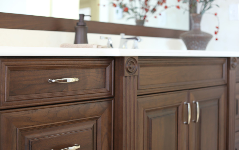 Imagen de cuarto de baño principal y de pie contemporáneo con armarios con paneles con relieve, puertas de armario de madera en tonos medios, paredes beige, encimera de cuarzo compacto y encimeras blancas