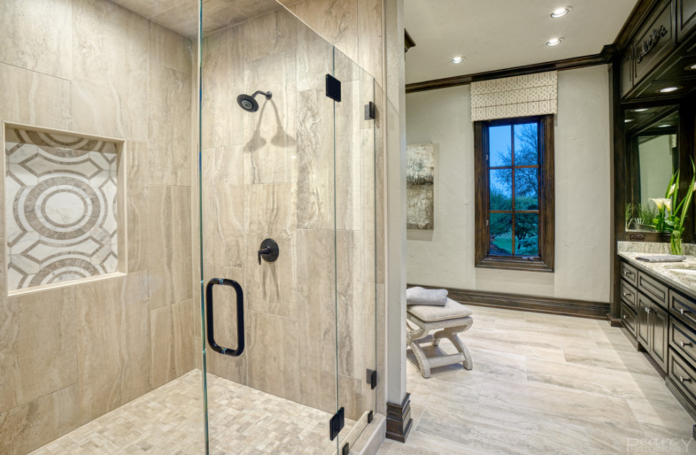 Aménagement d'une salle de bain principale classique en bois foncé avec un placard avec porte à panneau surélevé, une baignoire indépendante, mosaïque, un sol en carrelage de porcelaine, un lavabo encastré, un plan de toilette en granite, un sol gris, un plan de toilette multicolore et meuble-lavabo encastré.