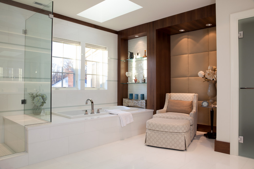 Modelo de cuarto de baño principal contemporáneo con bañera encastrada, baldosas y/o azulejos blancos, ducha empotrada, paredes blancas, suelo blanco, banco de ducha y madera