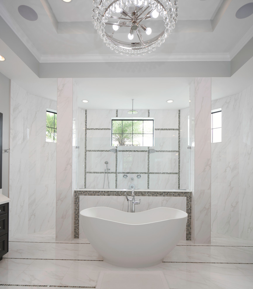 На фото: большая главная ванная комната в стиле неоклассика (современная классика) с темными деревянными фасадами, отдельно стоящей ванной, двойным душем, белой плиткой, мраморной плиткой, белыми стенами, мраморным полом, белым полом и открытым душем