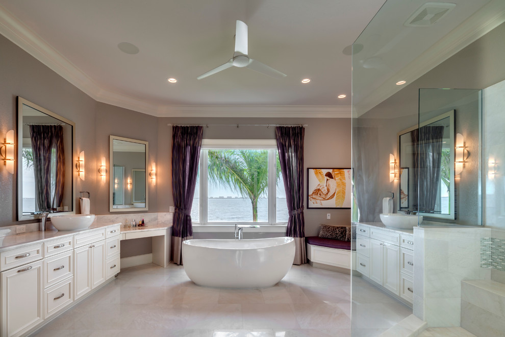 Inspiration för stora moderna en-suite badrum, med ett fristående handfat, luckor med infälld panel, vita skåp, marmorbänkskiva, ett fristående badkar, en öppen dusch, vit kakel, stenkakel, grå väggar och marmorgolv