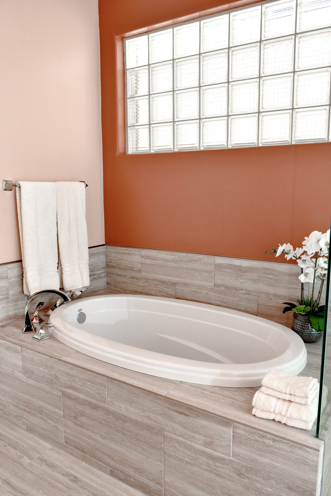 Стильный дизайн: главная ванная комната среднего размера в стиле неоклассика (современная классика) с накладной ванной, угловым душем, раздельным унитазом, разноцветной плиткой, разноцветными стенами, накладной раковиной, бежевым полом и душем с распашными дверями - последний тренд