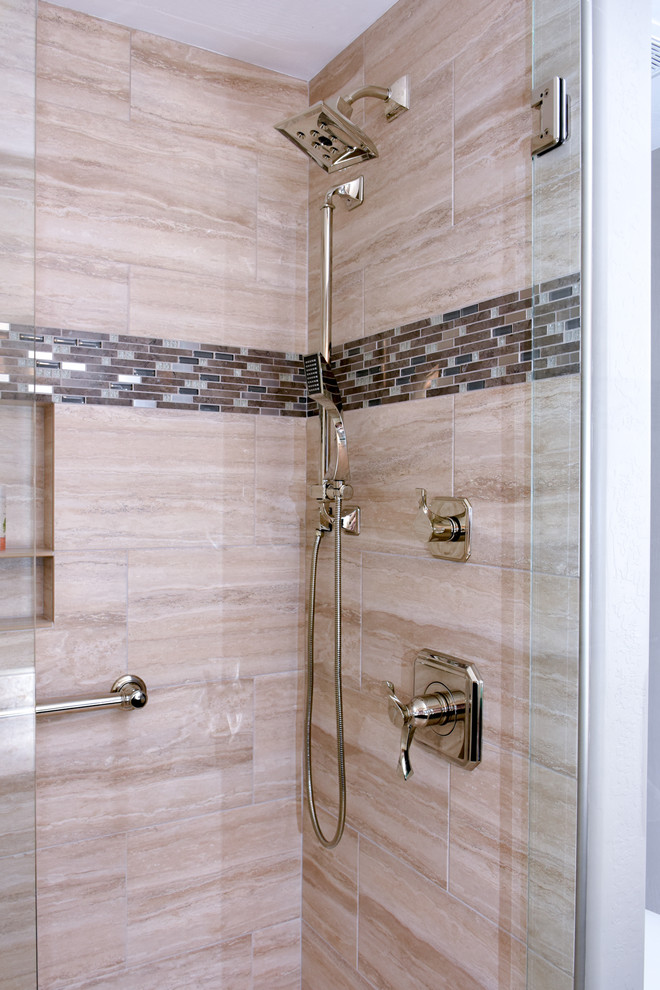 Klassisk inredning av ett mellanstort en-suite badrum, med ett platsbyggt badkar, en hörndusch, en toalettstol med separat cisternkåpa, flerfärgad kakel, flerfärgade väggar, ett nedsänkt handfat, beiget golv och dusch med gångjärnsdörr