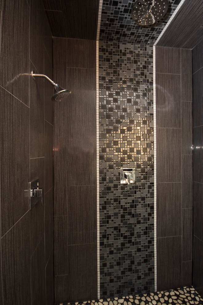Пример оригинального дизайна: большая главная ванная комната в стиле модернизм с плоскими фасадами, белыми фасадами, отдельно стоящей ванной, двойным душем, раздельным унитазом, черной плиткой, плиткой мозаикой, серыми стенами, полом из галечной плитки, столешницей из гранита и настольной раковиной