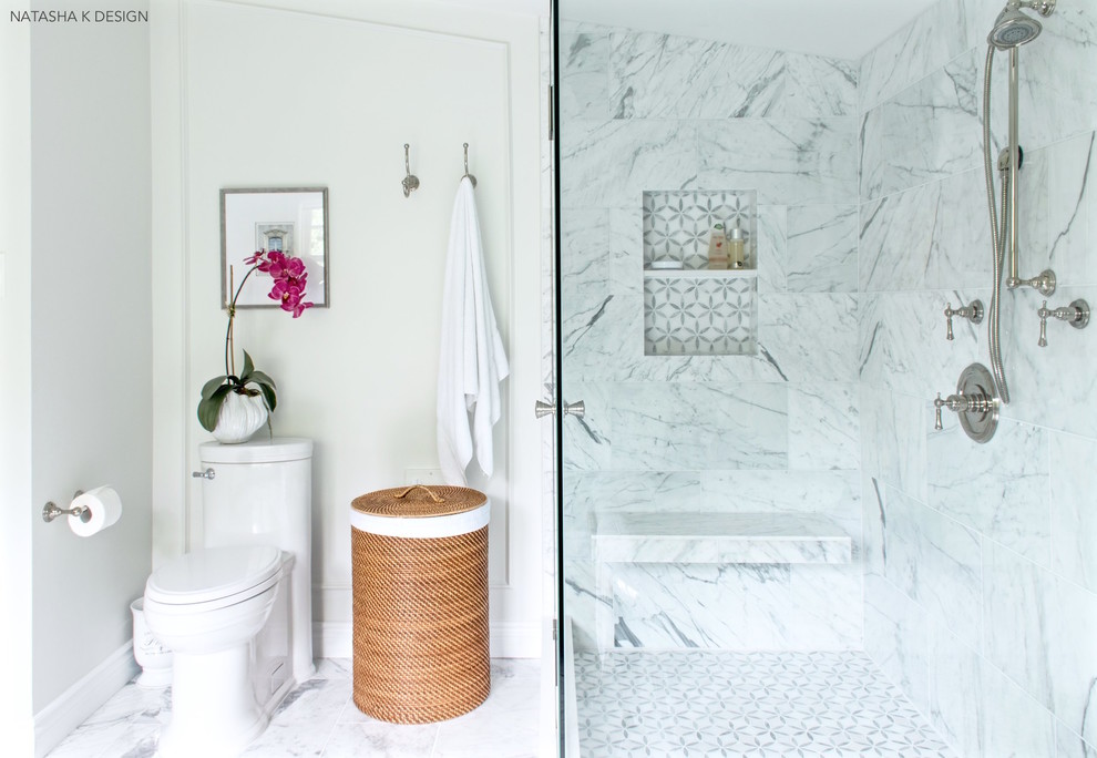 Exempel på ett stort klassiskt vit vitt en-suite badrum, med skåp i shakerstil, grå skåp, ett fristående badkar, en hörndusch, grå väggar, marmorgolv, ett undermonterad handfat, bänkskiva i kvarts och dusch med gångjärnsdörr