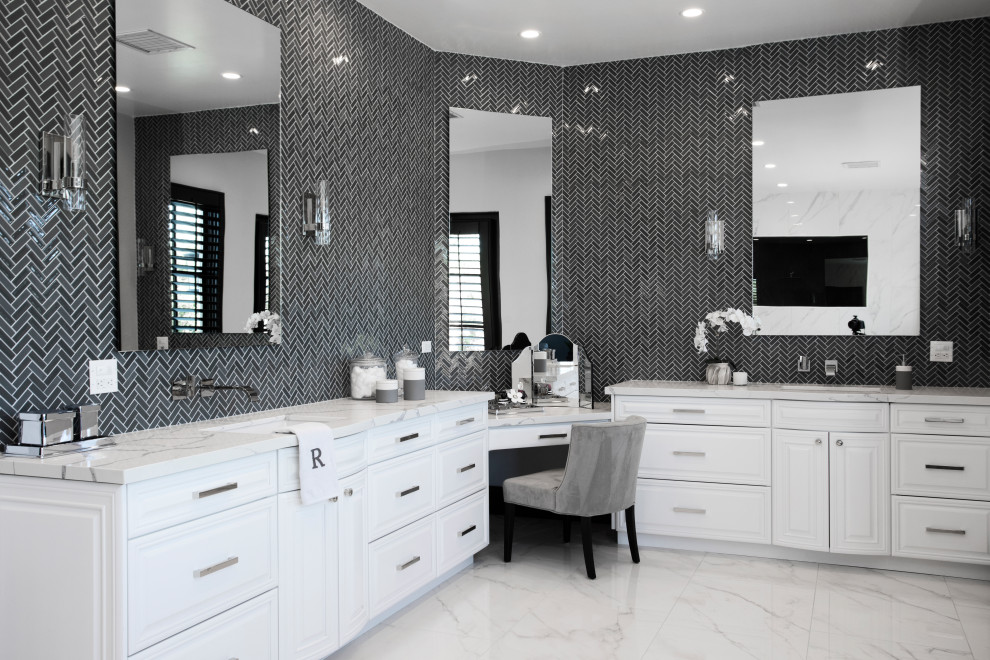 Exempel på ett stort modernt vit vitt en-suite badrum, med släta luckor, vita skåp, grå kakel, glaskakel, vita väggar, marmorgolv, bänkskiva i kvarts, vitt golv och ett undermonterad handfat