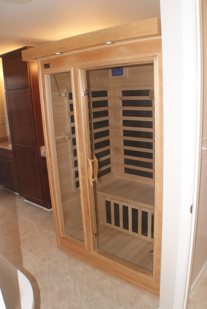Ispirazione per una grande sauna classica con lavabo integrato, ante in legno bruno, top in marmo, vasca freestanding, WC a due pezzi, piastrelle beige e pareti beige