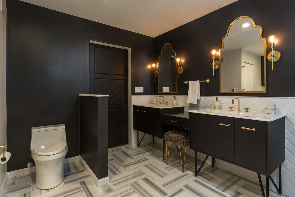 Inspiration för moderna en-suite badrum, med släta luckor, svarta skåp, ett fristående badkar, en toalettstol med hel cisternkåpa, vit kakel, tunnelbanekakel, svarta väggar, ett konsol handfat och grått golv