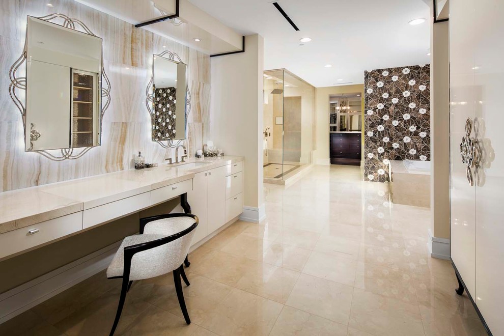 Источник вдохновения для домашнего уюта: огромная главная ванная комната в стиле модернизм с плоскими фасадами, гидромассажной ванной, двойным душем и разноцветными стенами